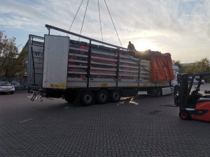 Unloading-The 20-foot-container